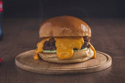 cheddar sir hambutger cheddar sir v hamburgerju